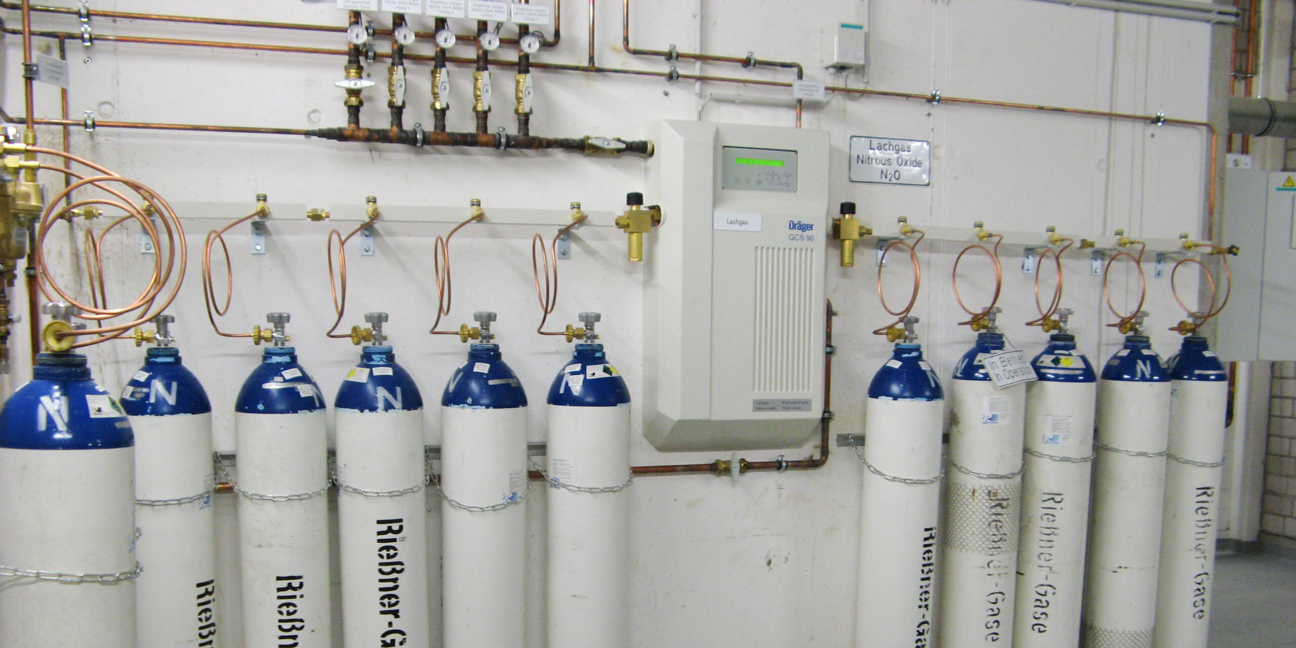 ZIM_Zentrum_innere_Medizin_REA_Ingenieure__Wuerzburg_Schweinfurt_01_Flaschenbatterie