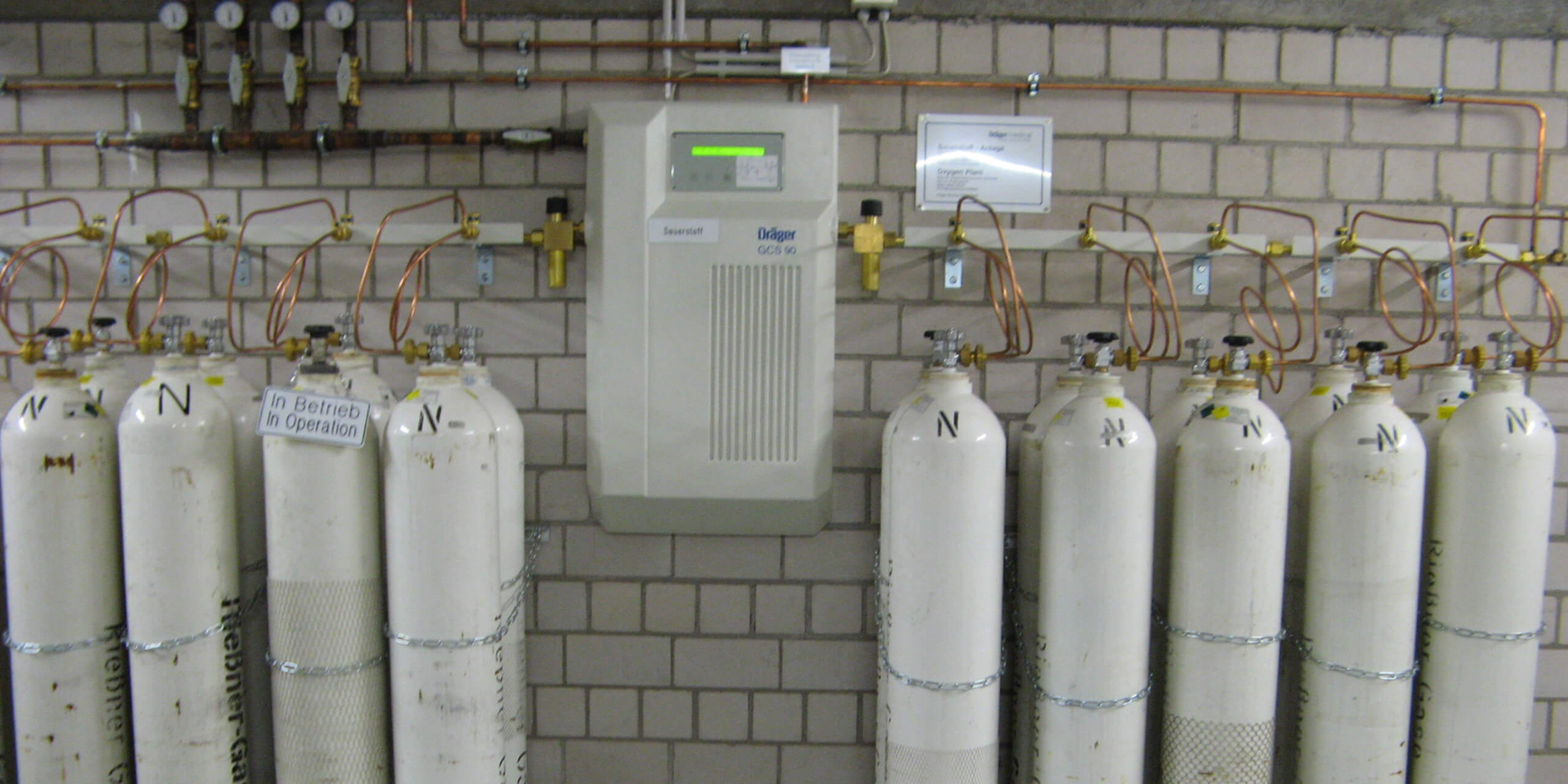 ZIM_Zentrum_innere_Medizin_REA_Ingenieure__Wuerzburg_Schweinfurt_02_Flaschenbatterie